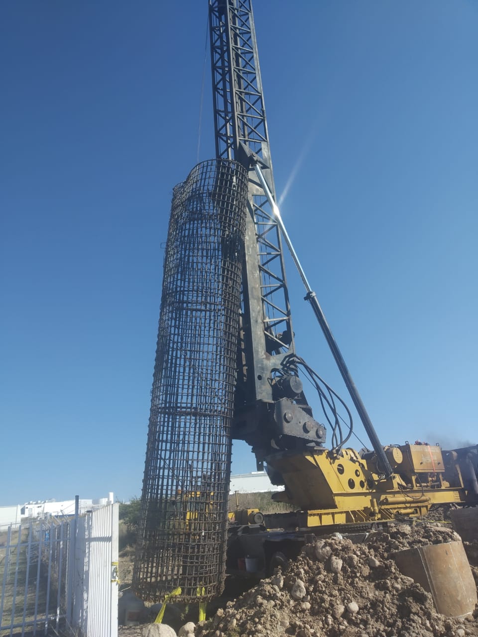 Perforación para postes troncocónicos